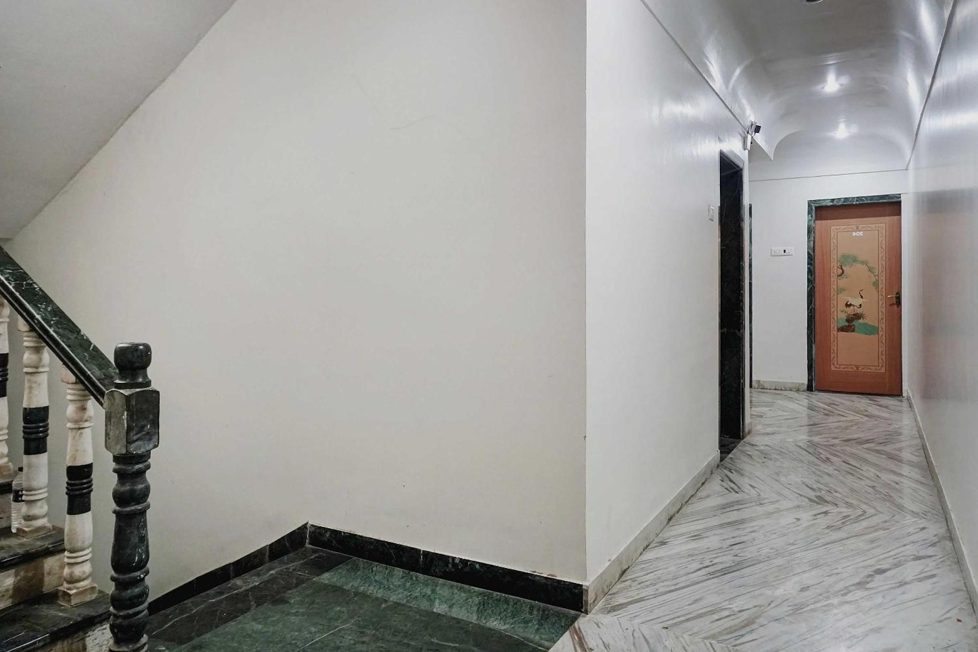 Отель Collection O Shreya Talegaon Dabhade Экстерьер фото